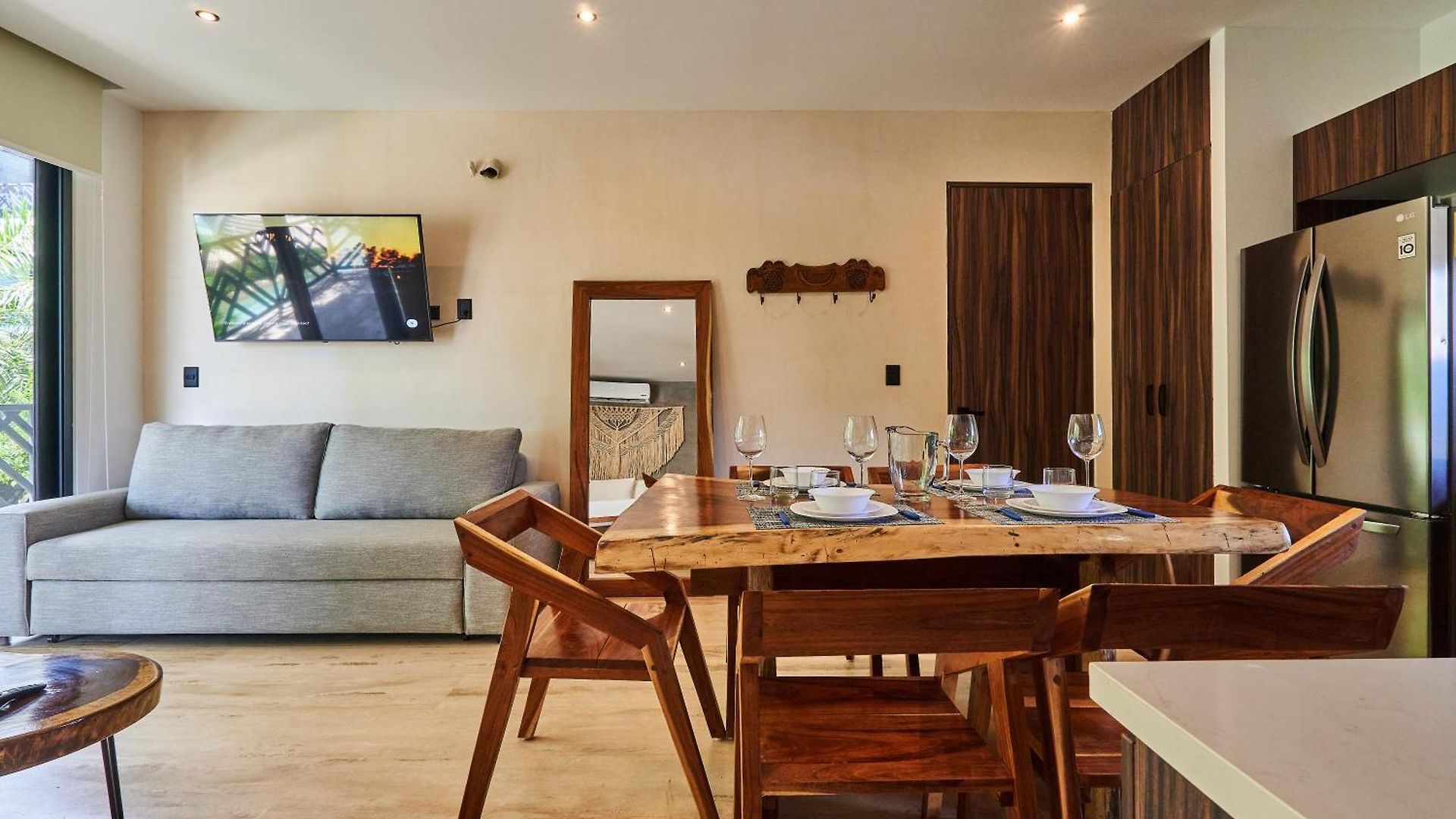 Escape - Stylish Pool, Gym & Parking *