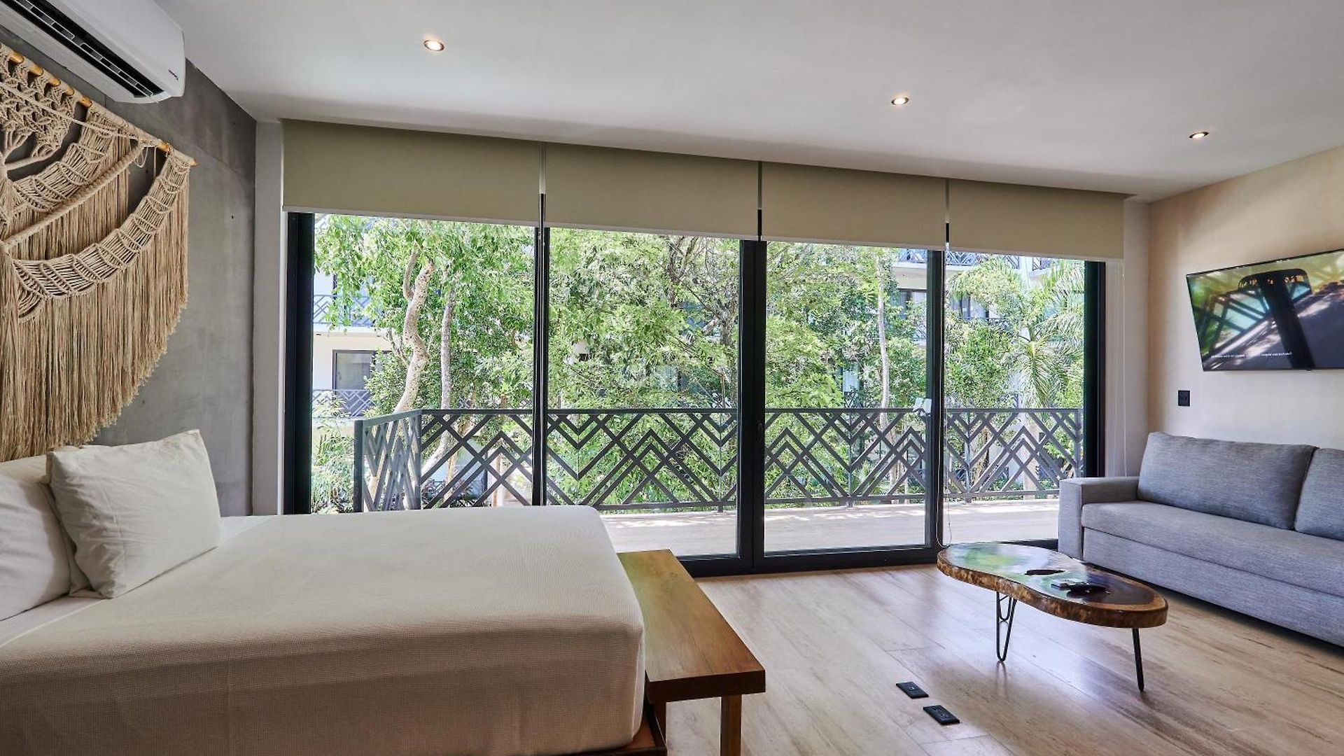 Escape - Stylish Pool, Gym & Parking