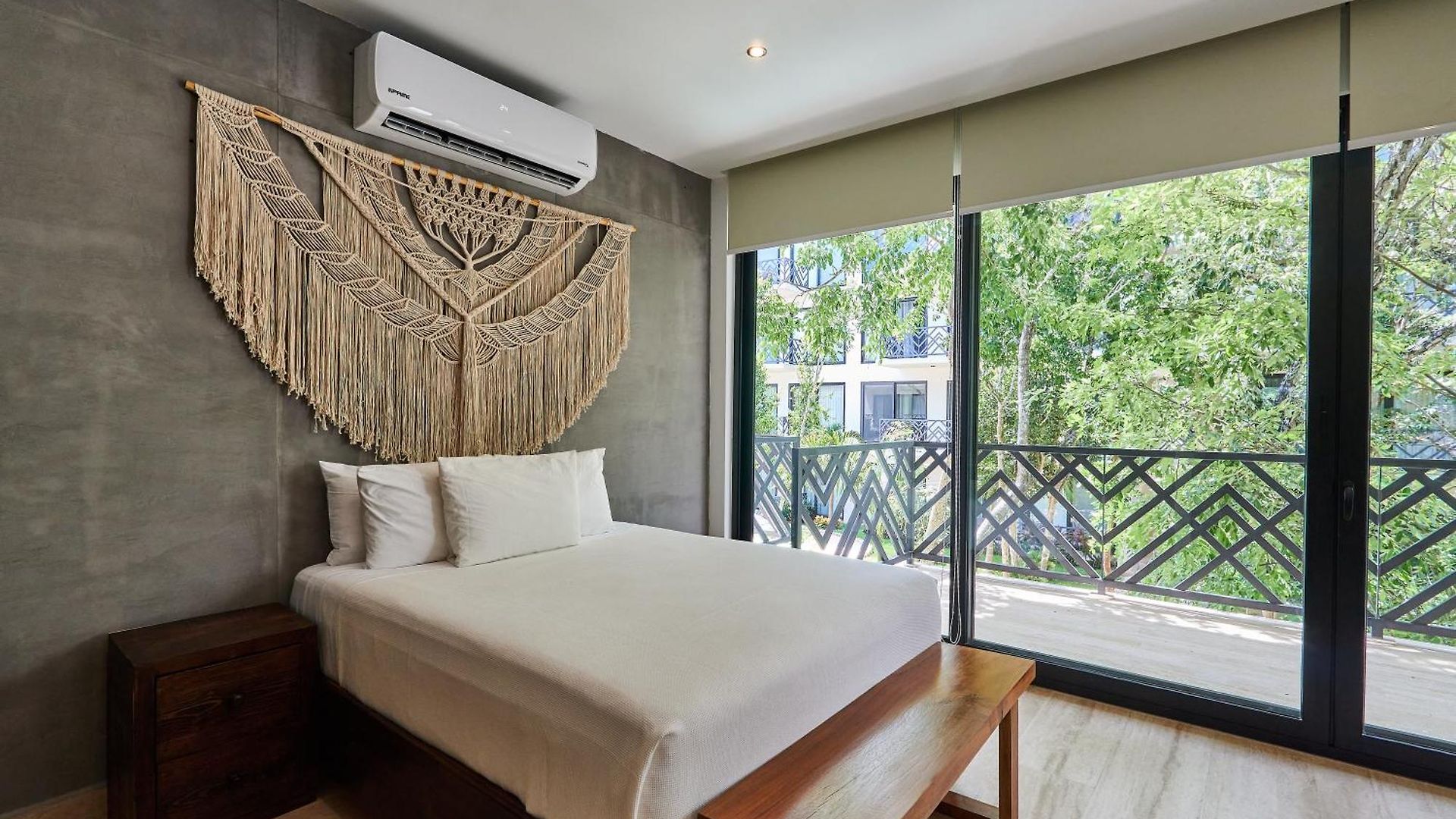 Escape - Stylish Pool, Gym & Parking Apartment