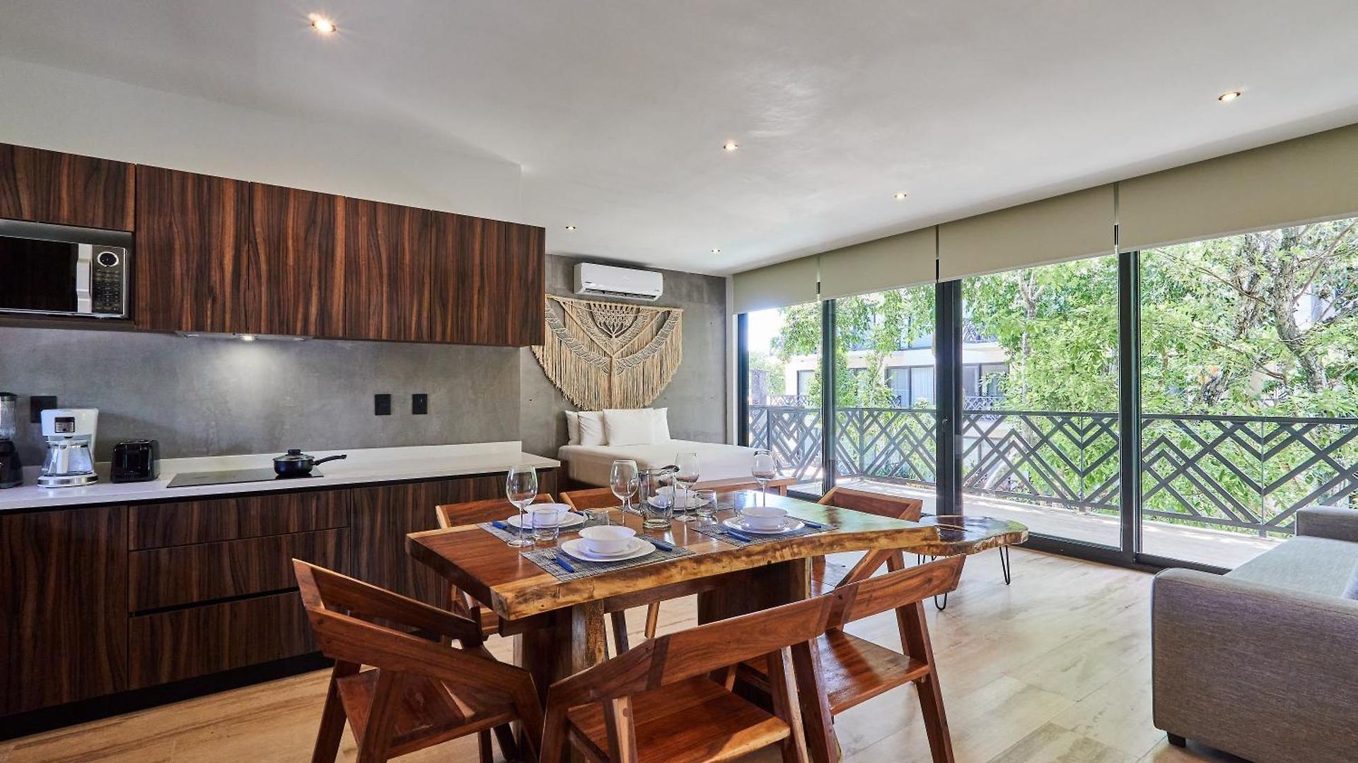 Escape - Stylish Pool, Gym & Parking Apartment *