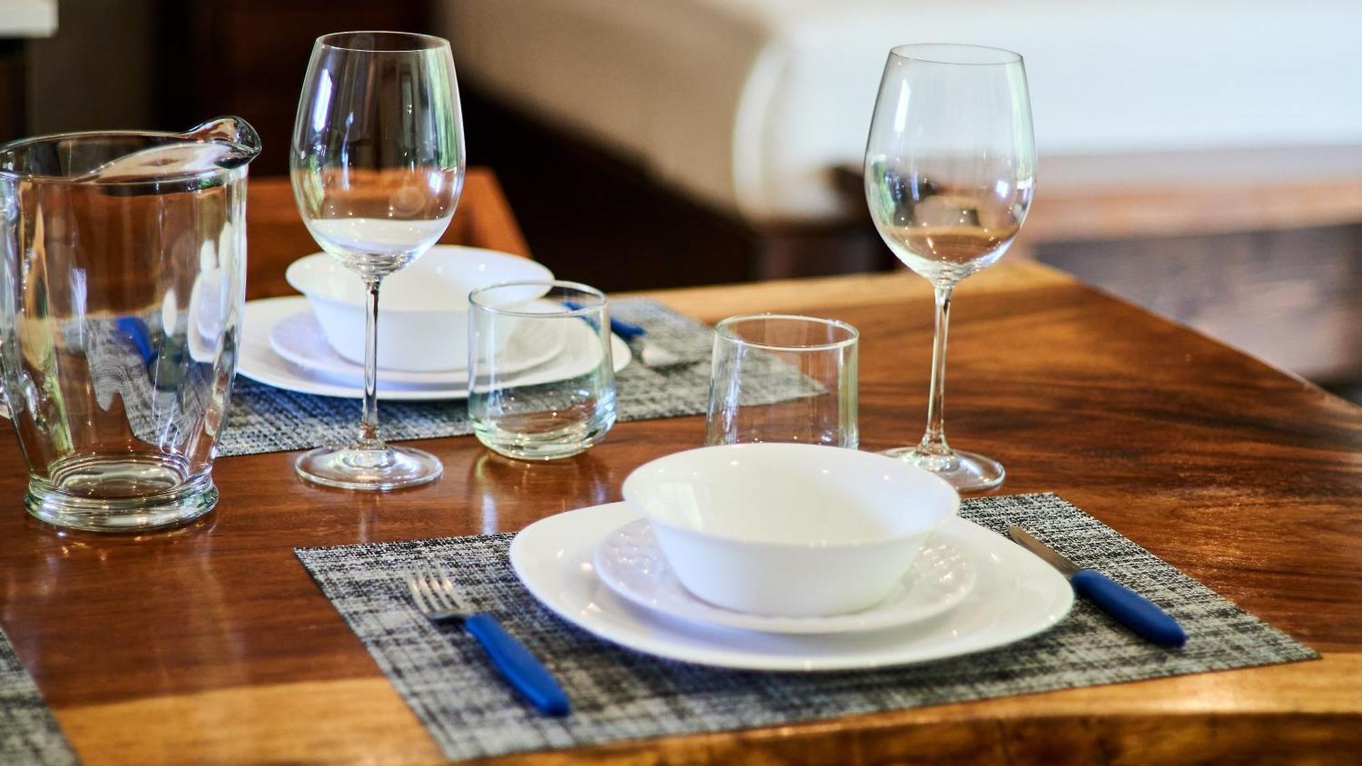 Escape - Stylish Pool, Gym & Parking Apartment *