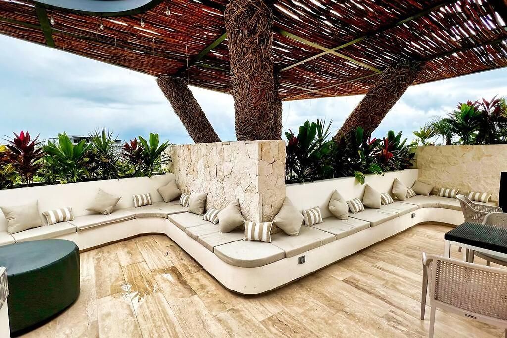Spacious Penthouse With Pool *