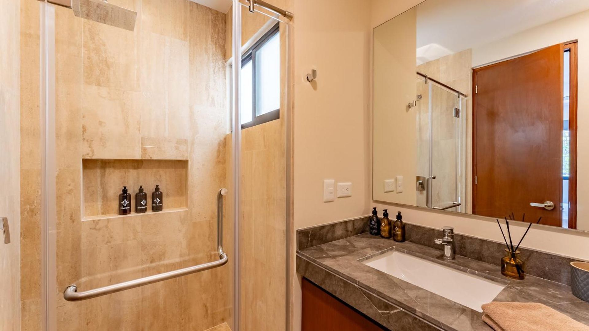 Luxury Gym Jacuzzi Wifi Starlink Apartment *