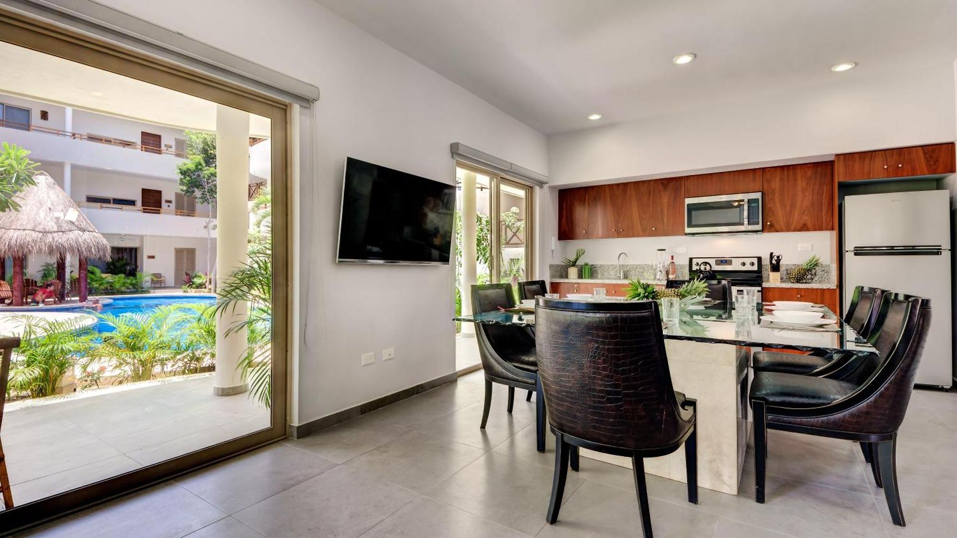 Apartment Poolside Bliss With Private Terrace And Jacuzzi *
