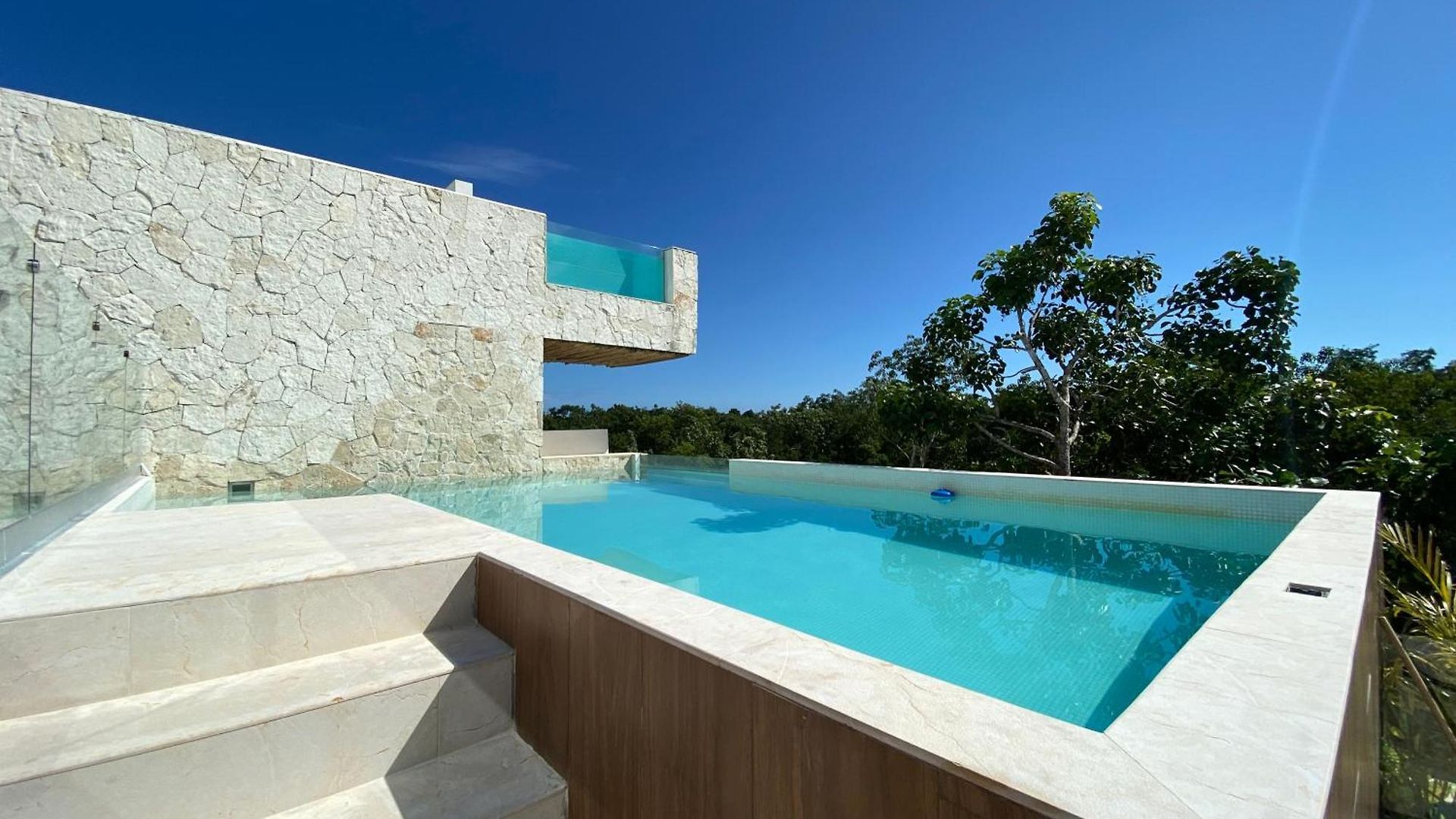 Apartment New Large Luxurious 1 Bedroom, 1 Bathroom In *