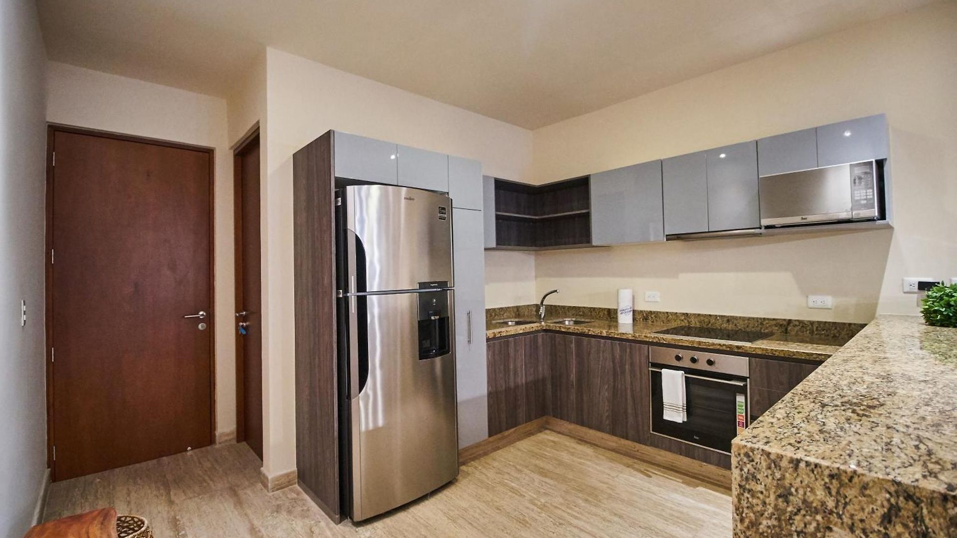 Apartment Luxury Poolside Gem With Pool, Jacuzzi & Gym