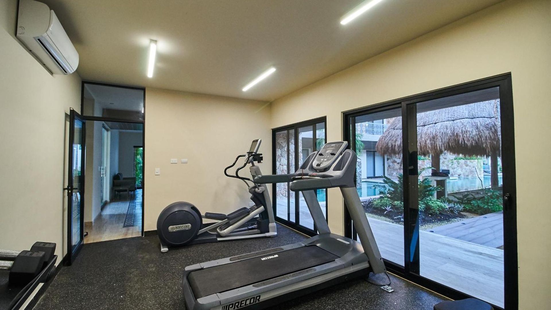 Luxury Poolside Gem With Pool, Jacuzzi & Gym