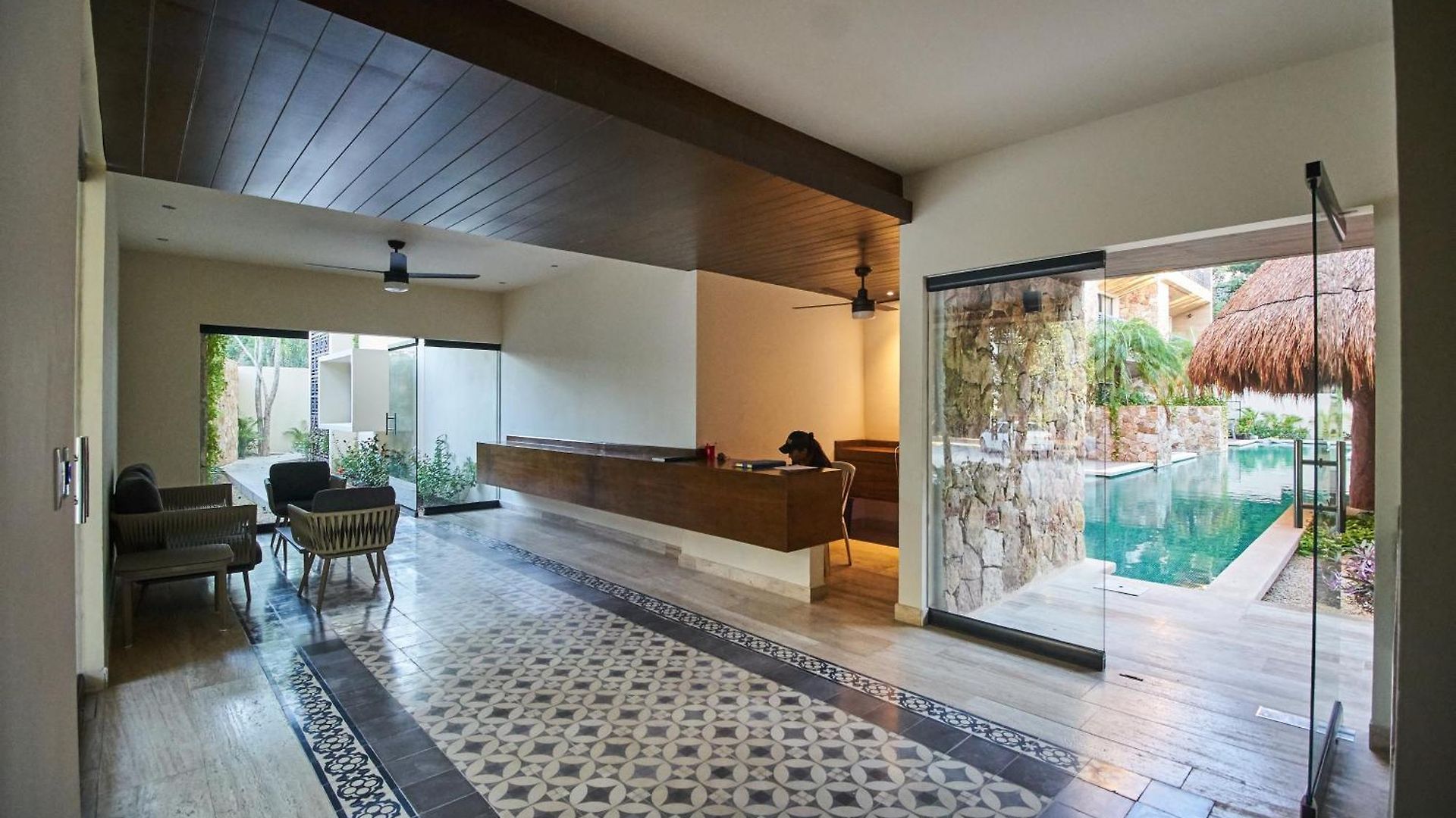 Luxury Poolside Gem With Pool, Jacuzzi & Gym Apartment