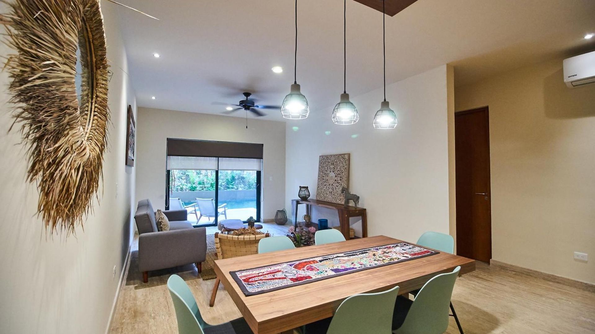 Luxury Poolside Gem With Pool, Jacuzzi & Gym Apartment *