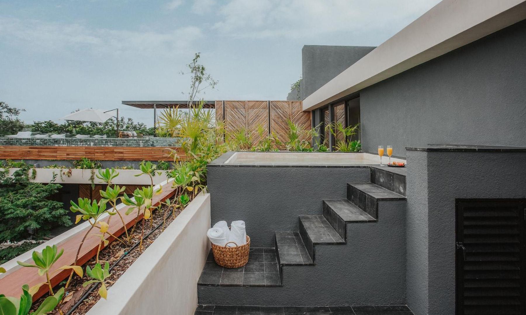 Divine 3br Ph Private Jacuzzi, Pools, Spa, Yoga Apartment *