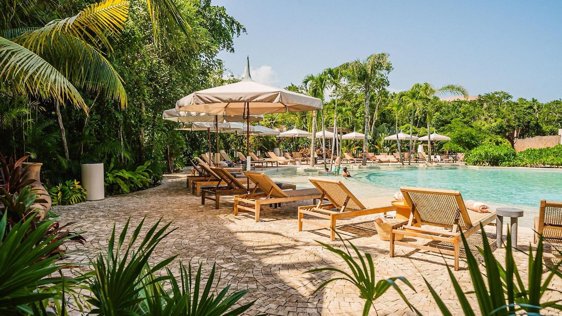 Divine 2br W Pool Gym Yoga Classes Restaurant