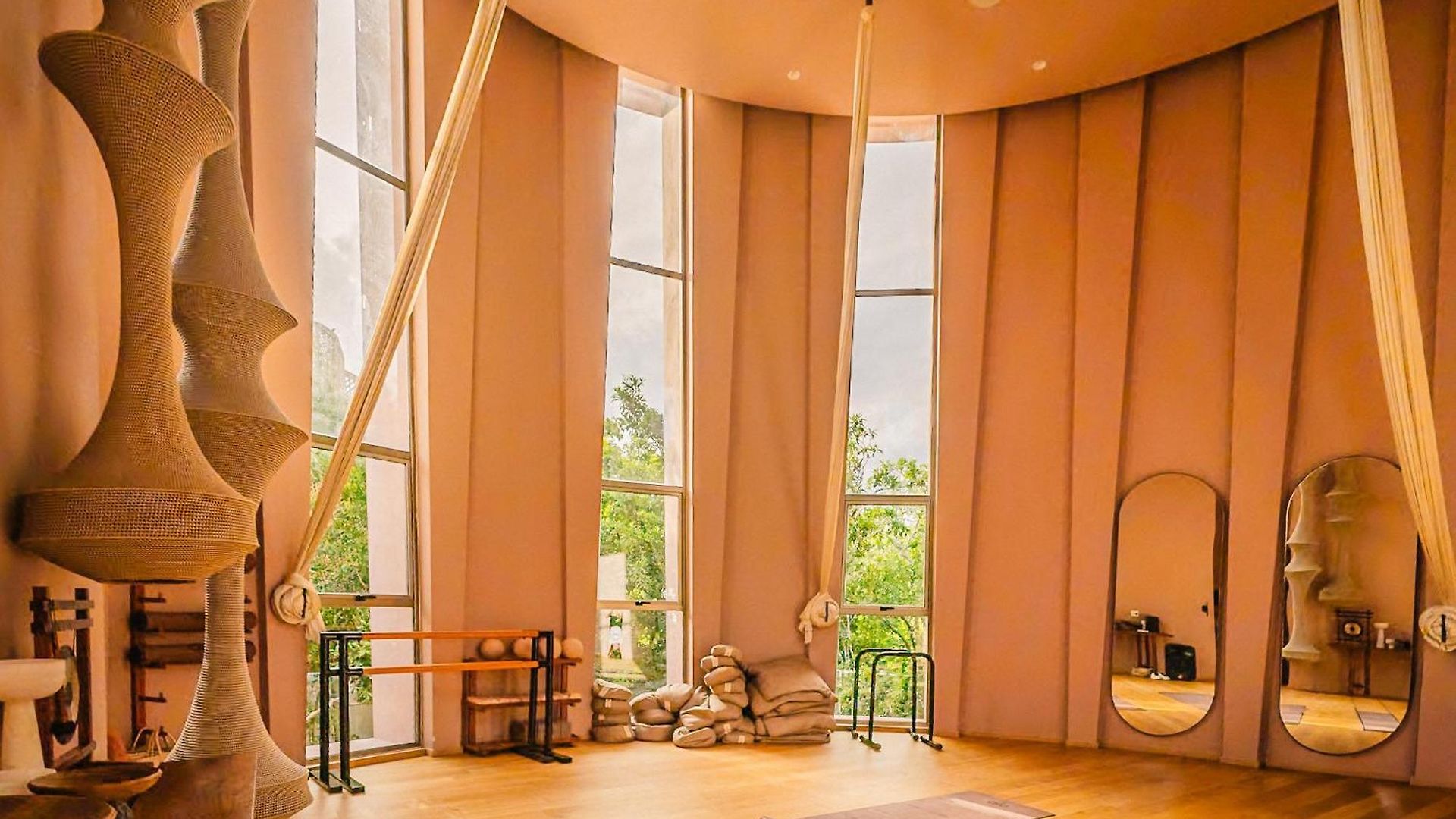 Divine 2br W Pool Gym Yoga Classes Restaurant *