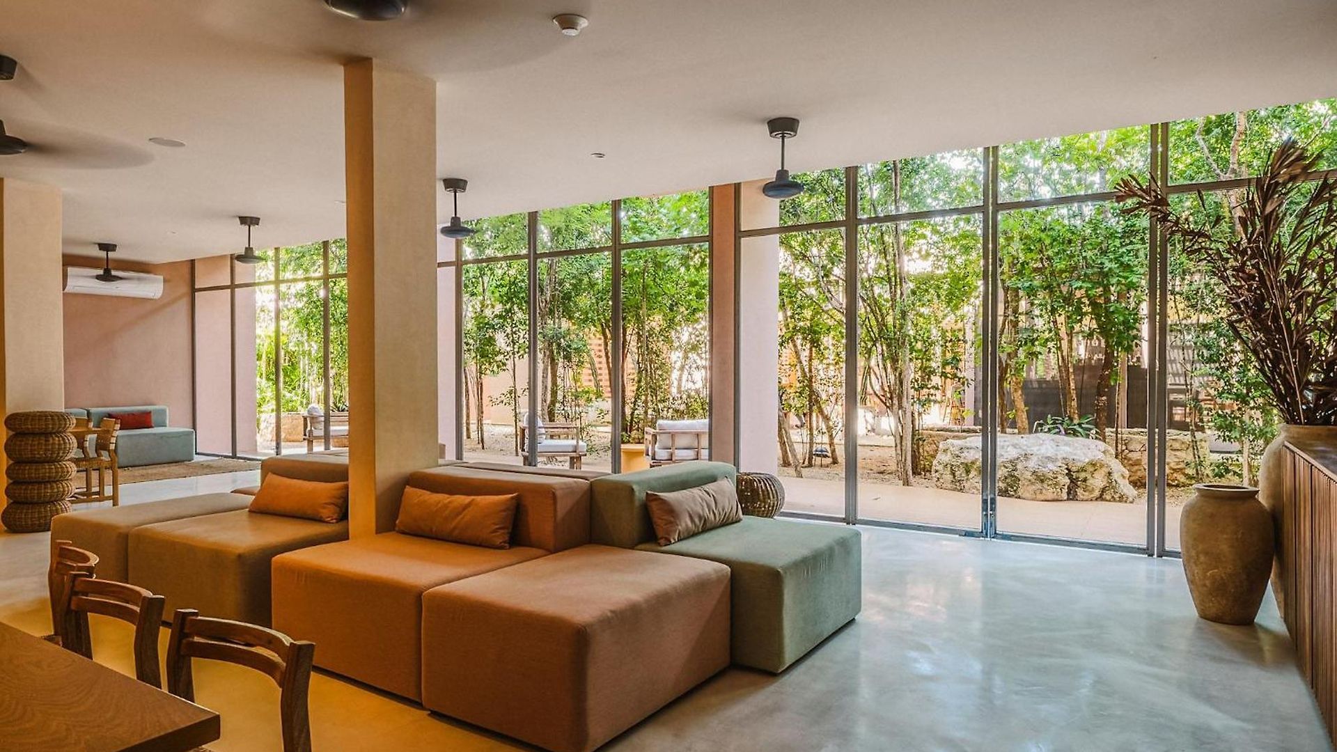 Divine 2br W Pool Gym Yoga Classes Restaurant *