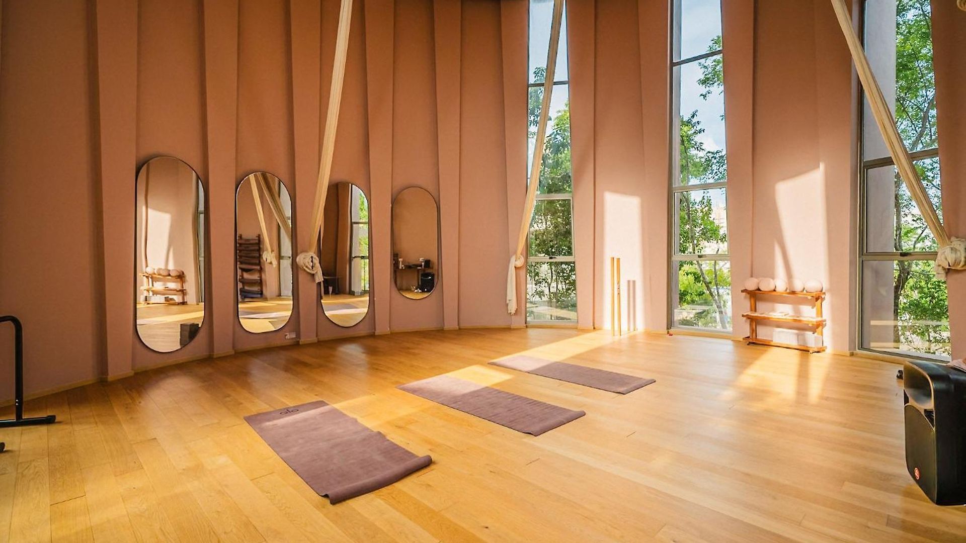 Divine 2br W Pool Gym Yoga Classes Restaurant *