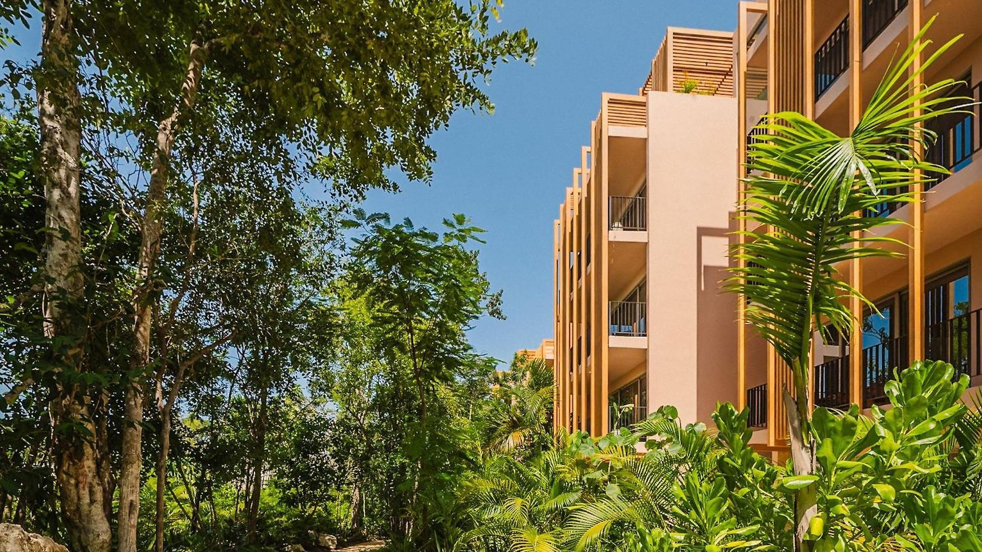 Divine 2br W Pool Gym Yoga Classes Restaurant
