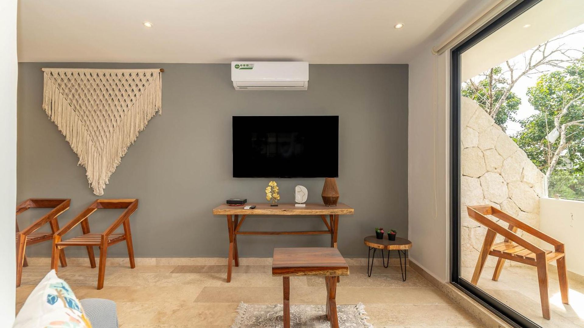 Holiday home 2 Bd With Balcony Gym Rooftop Pool *