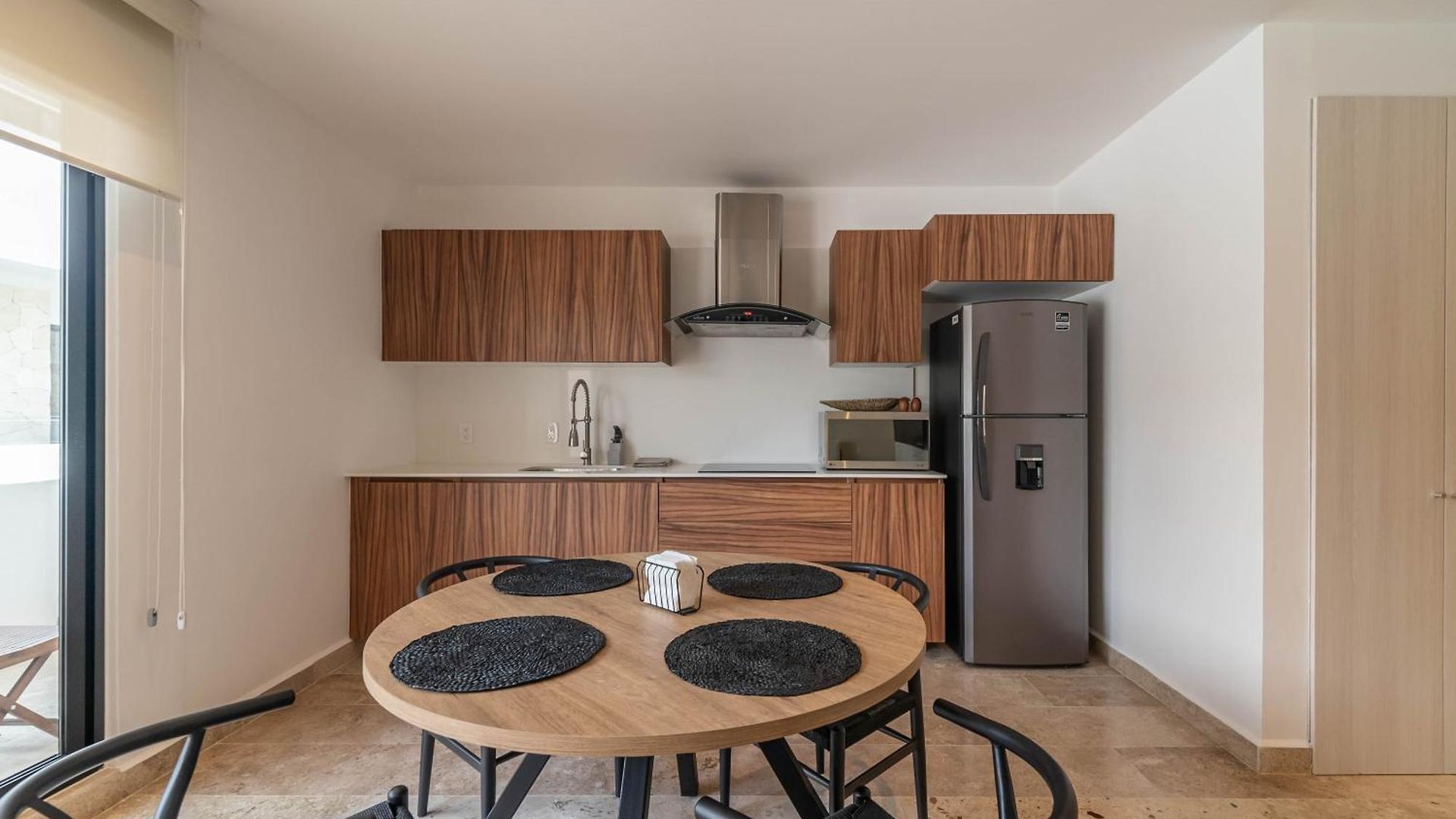 Bright 1 Bd With Balcony