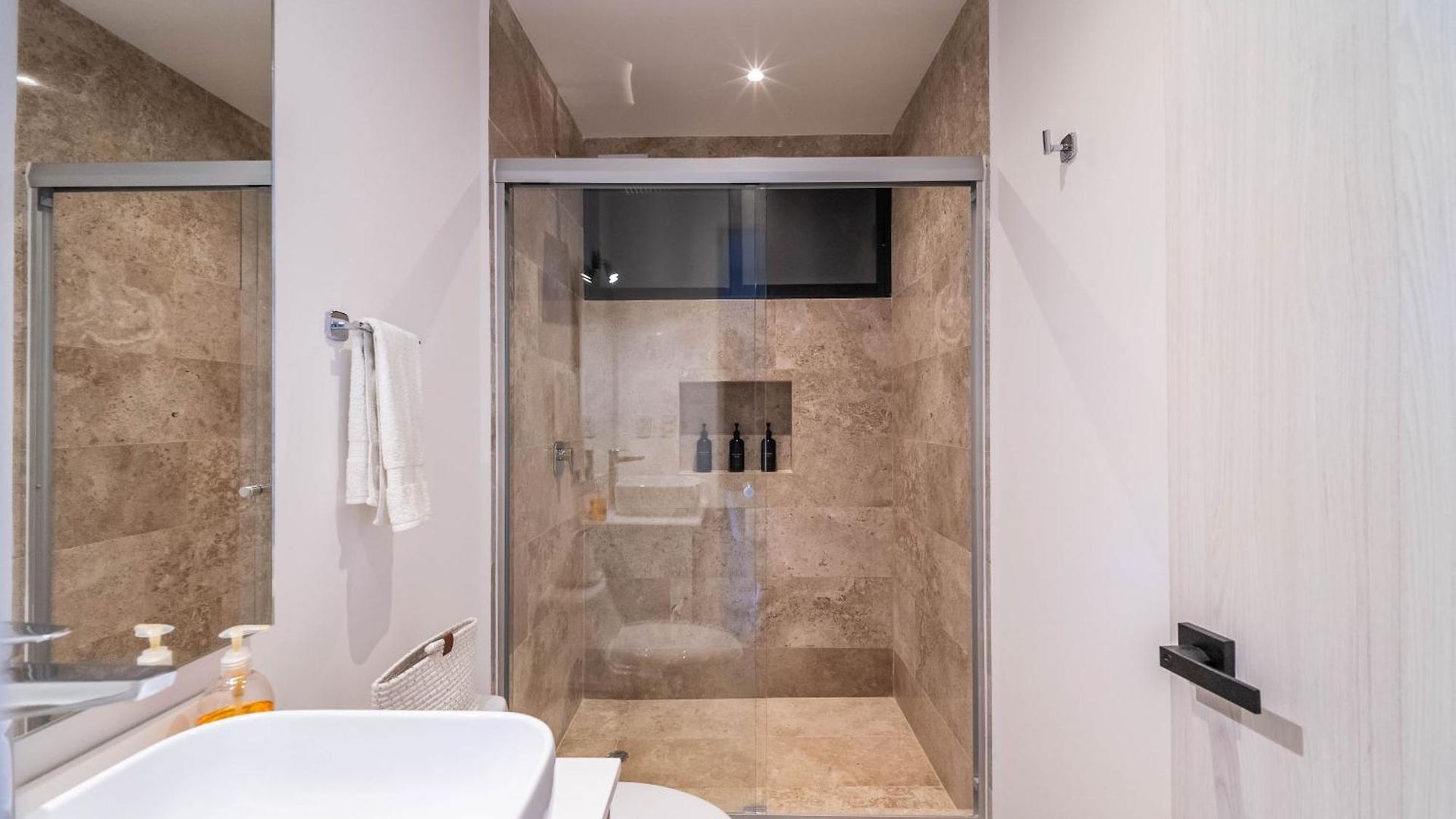 2 Bd With Balcony Gym Rooftop Pool Holiday home *