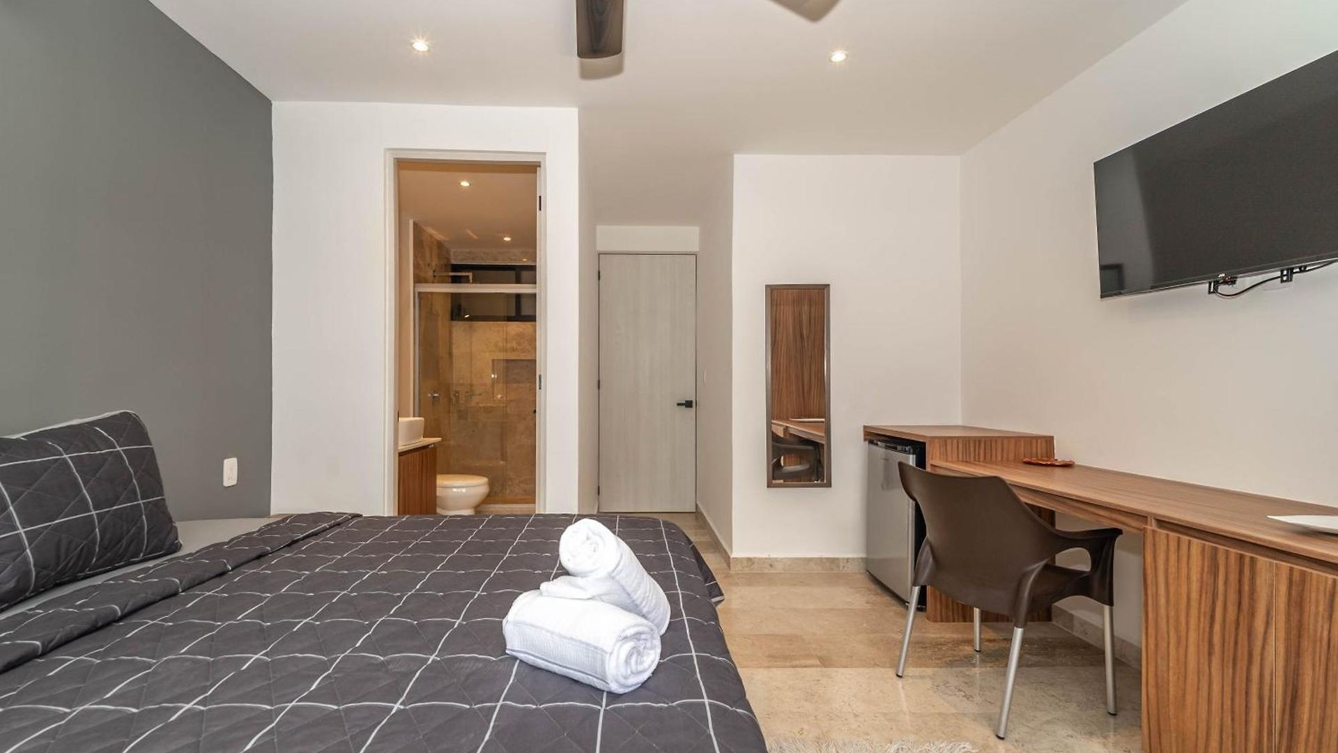 2 Bd With Balcony Gym Rooftop Pool