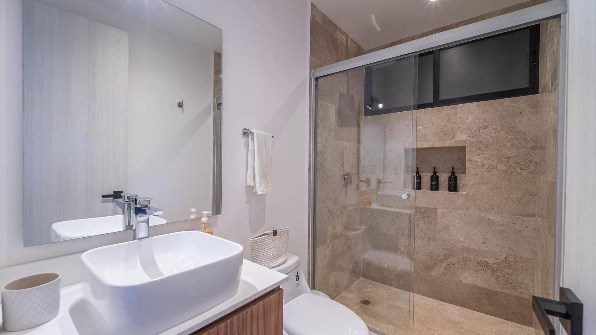 Holiday home 2 Bd With Balcony Gym Rooftop Pool *