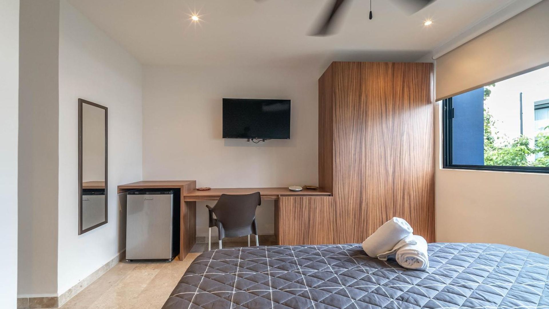 2 Bd With Balcony Gym Rooftop Pool *
