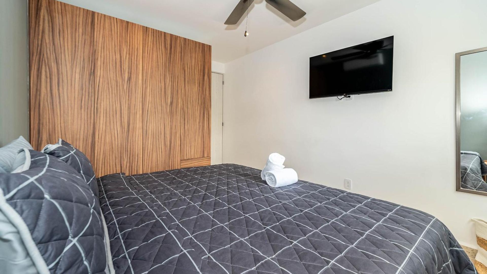 2 Bd With Balcony Gym Rooftop Pool *