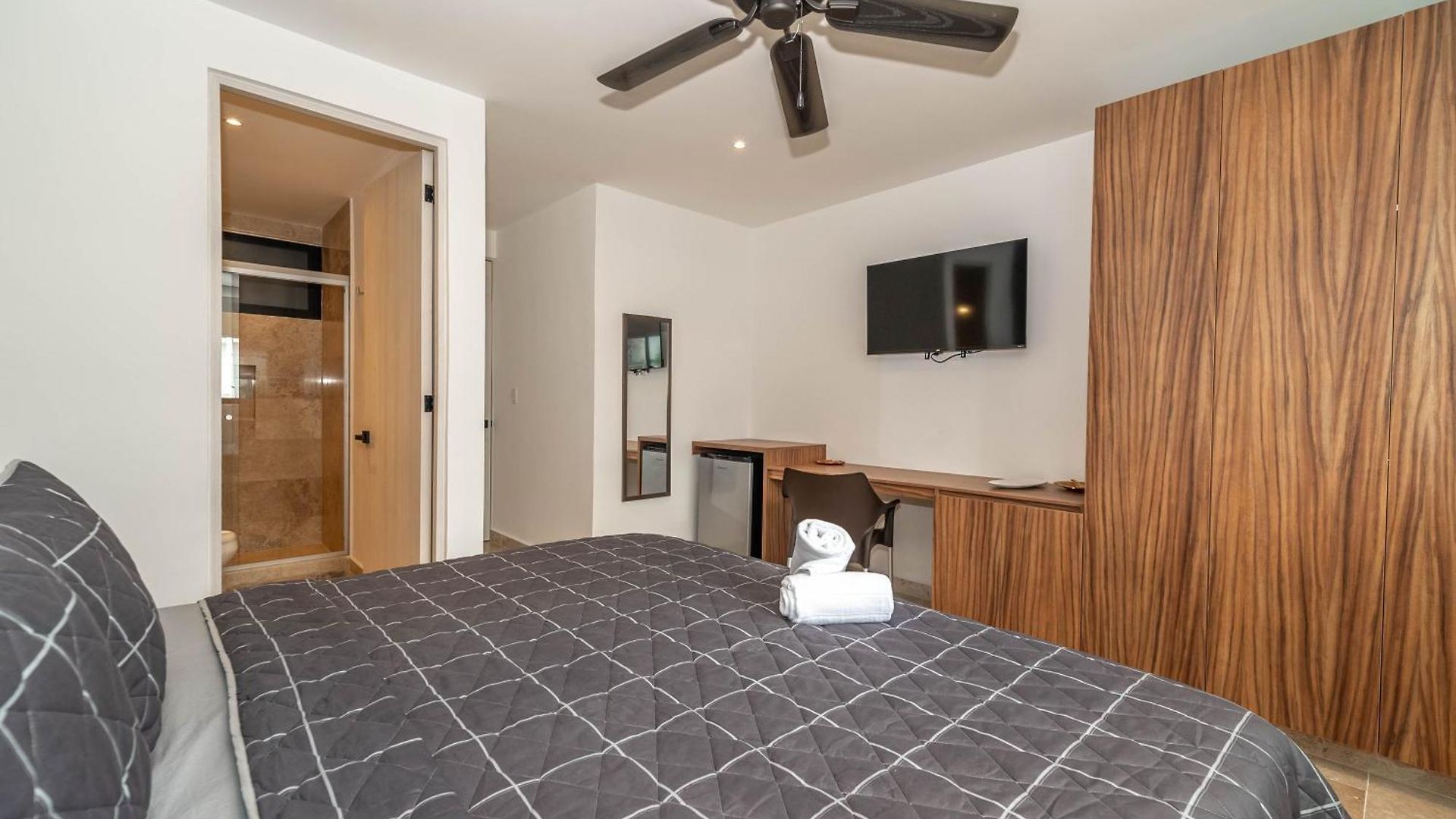 2 Bd With Balcony Gym Rooftop Pool