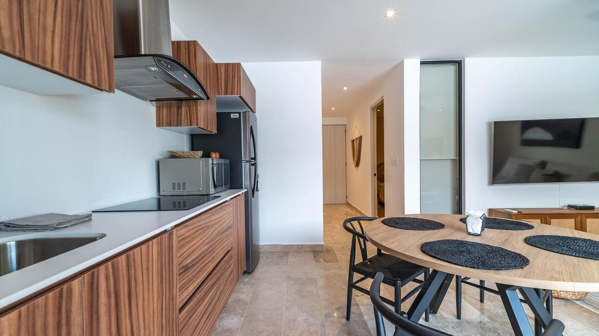 Bright 1 Bd With Balcony *