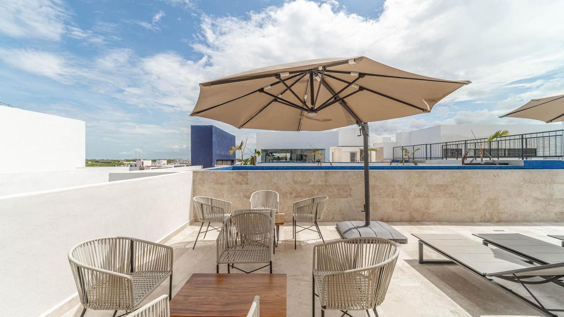 Bright 1 Bd With Balcony *
