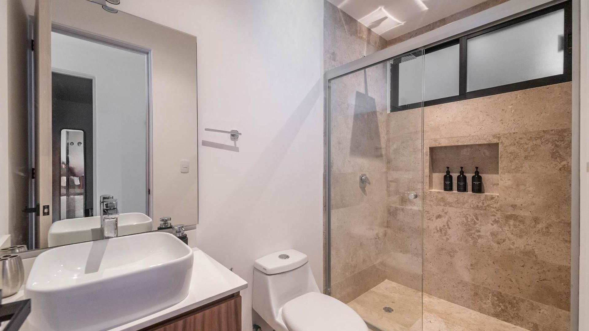 Bright 1 Bd With Balcony