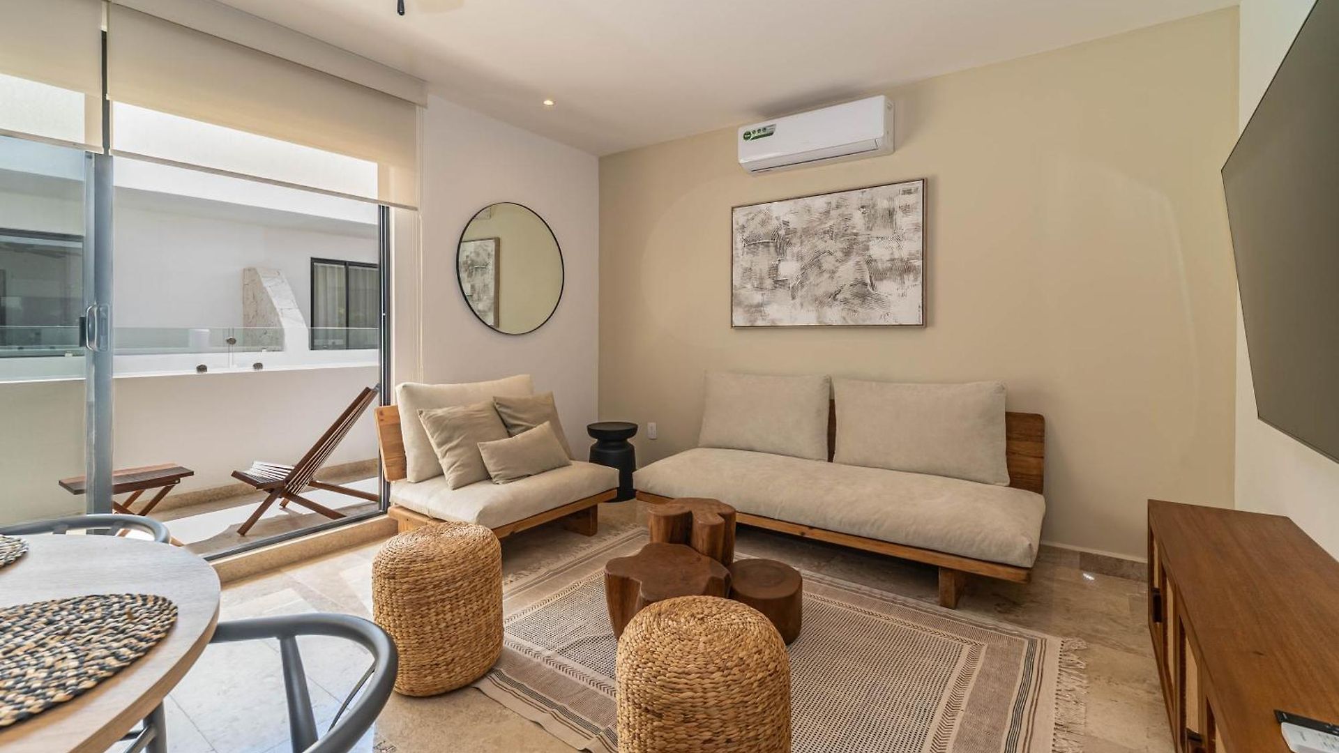 1 Bd With Balcony Gym Pool View