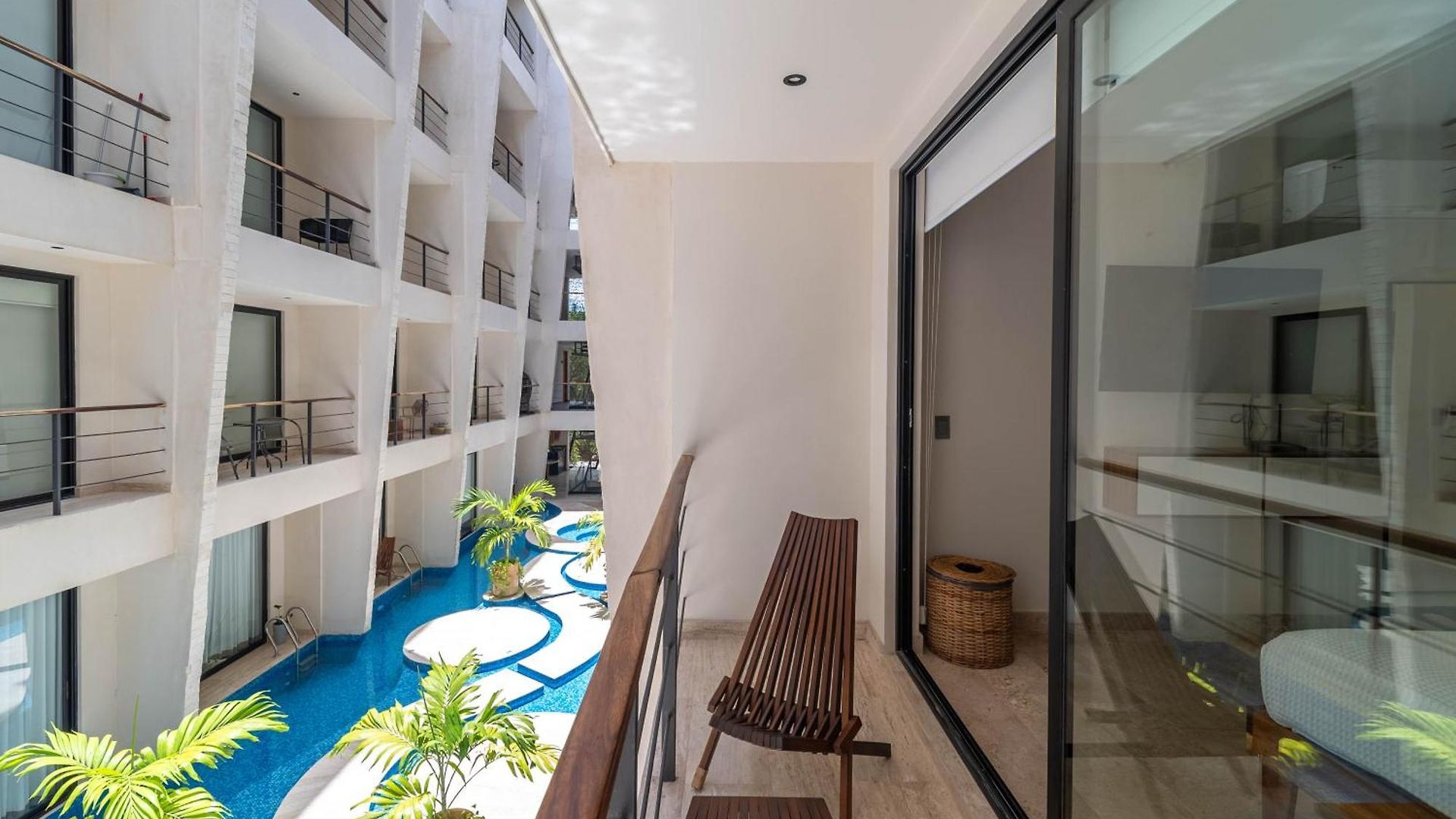 King With Rooftop Pool, Sauna, Gym, Parking
