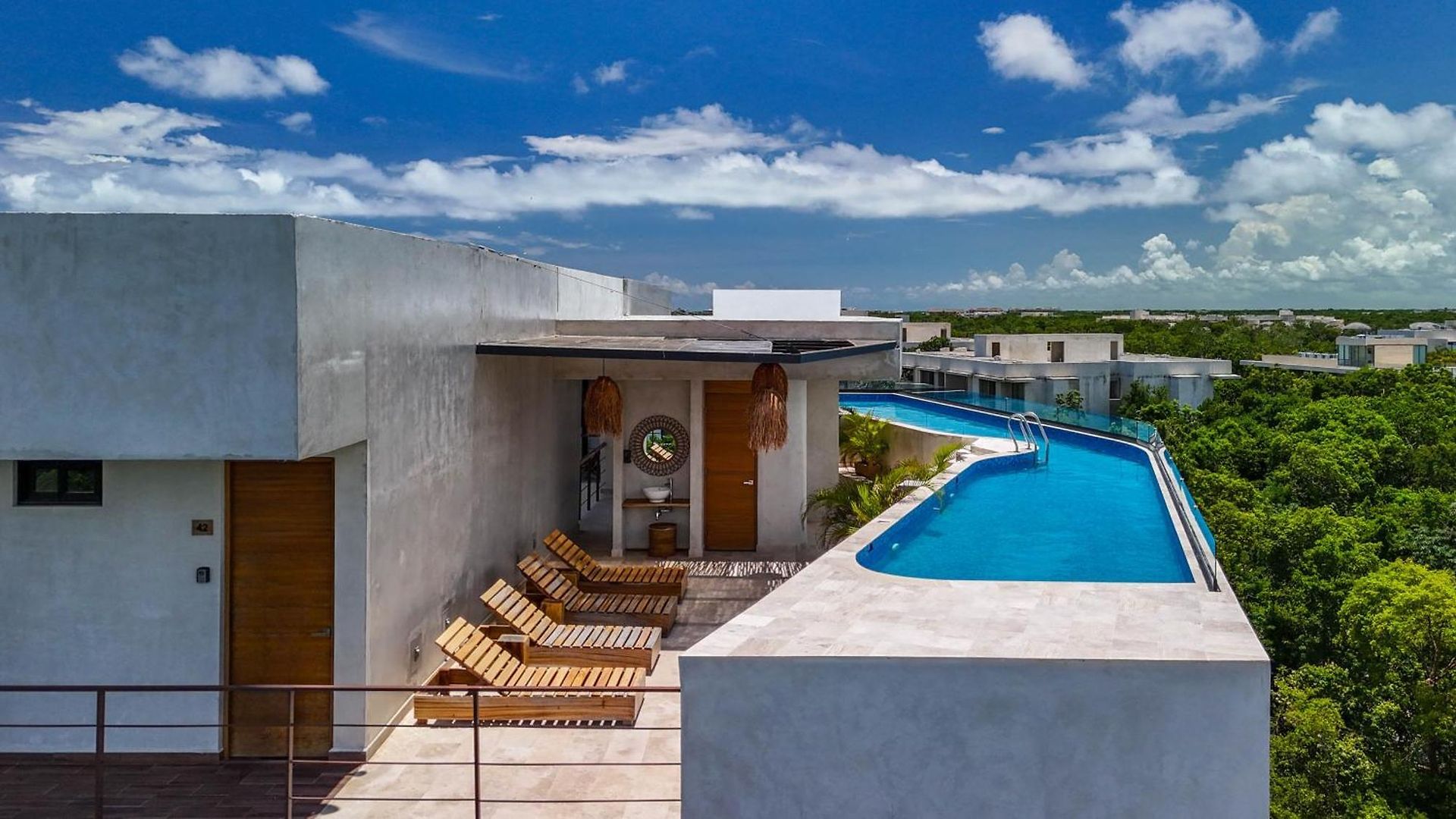 King With Rooftop Pool, Sauna, Gym, Parking *