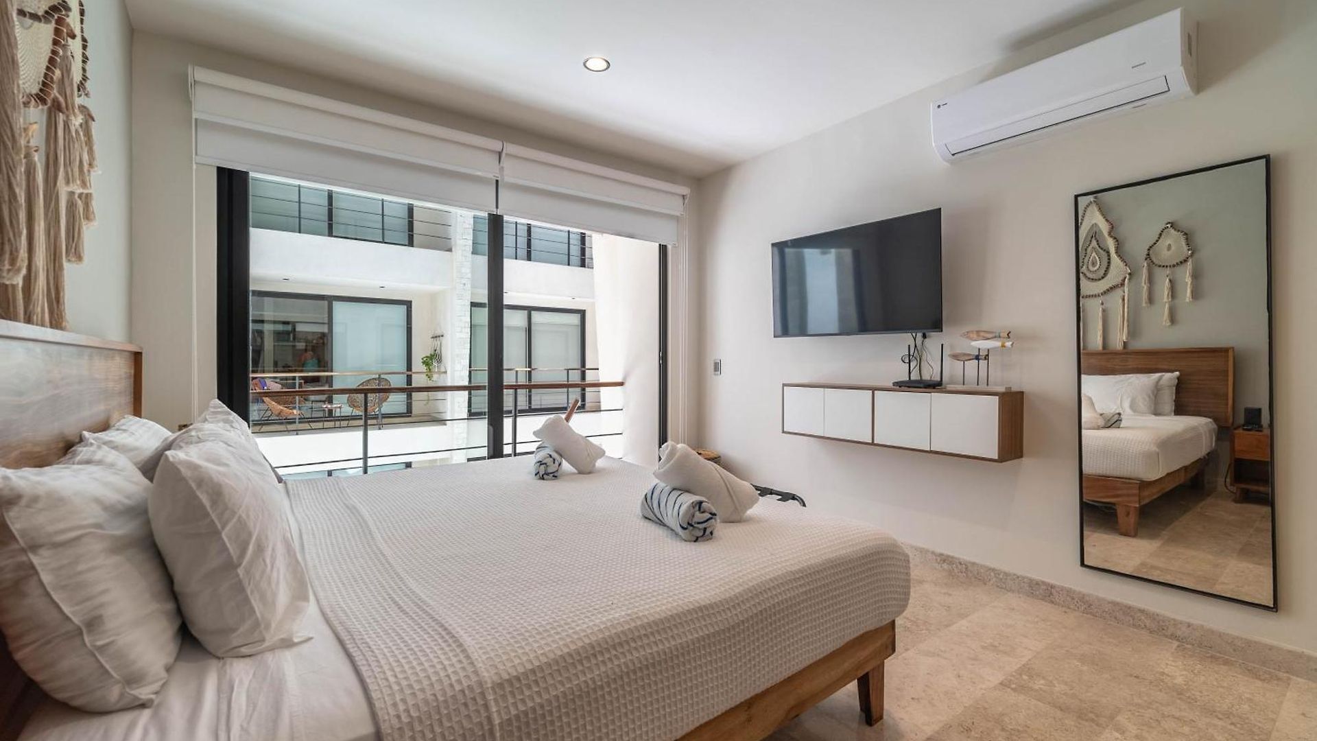 Holiday home King With Rooftop Pool, Sauna, Gym, Parking *