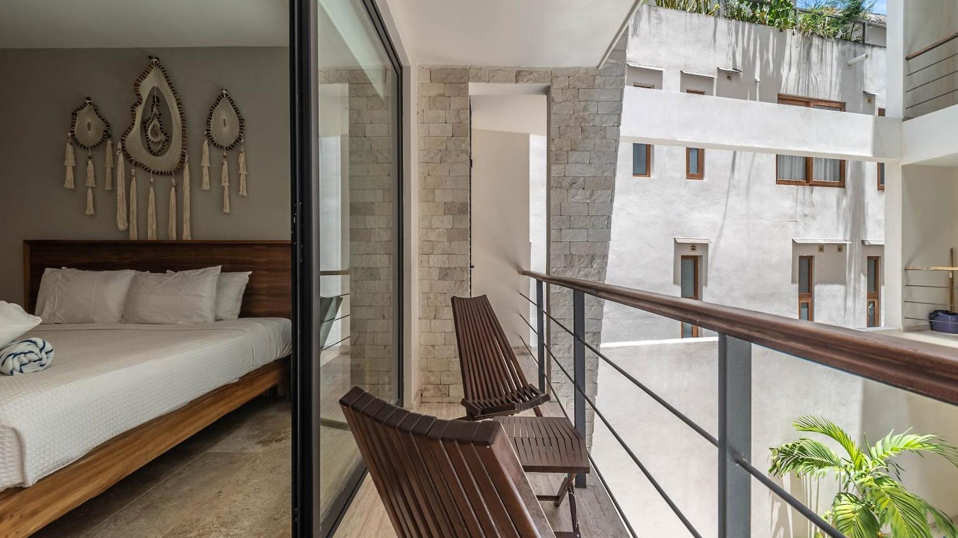King With Rooftop Pool, Sauna, Gym, Parking