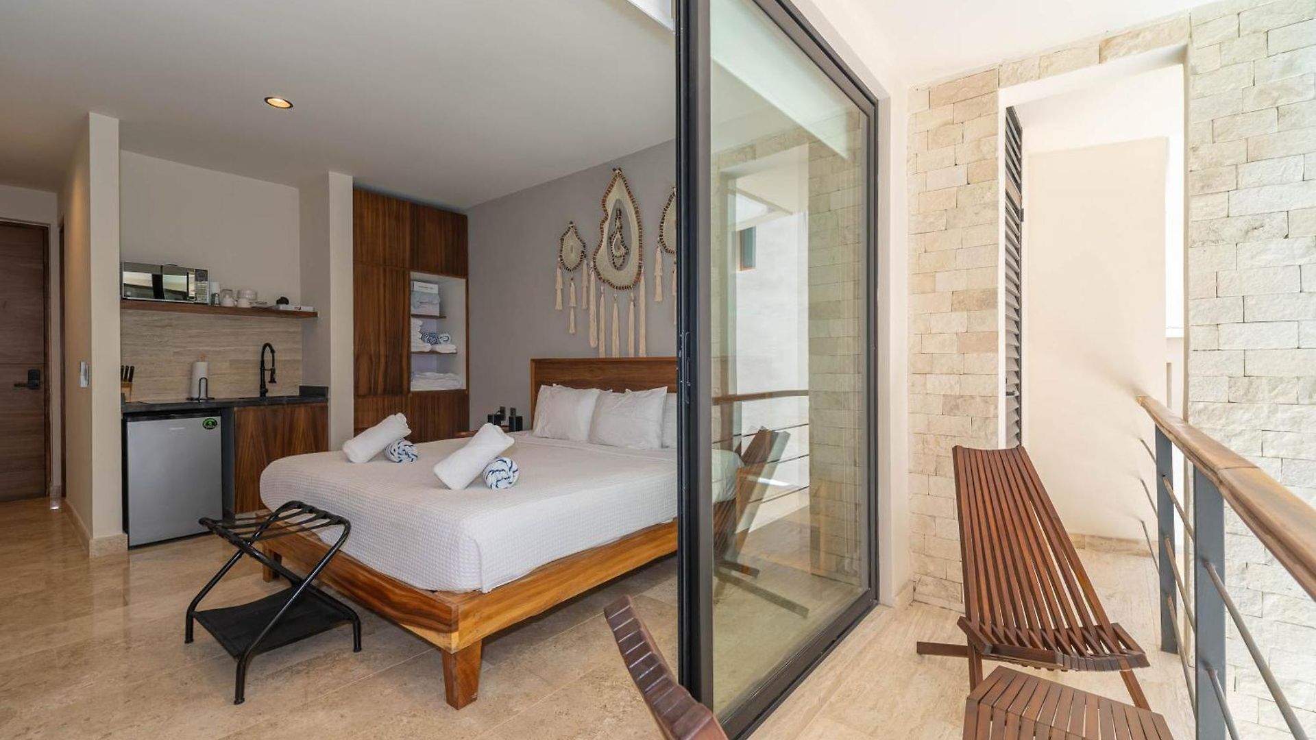 King With Rooftop Pool, Sauna, Gym, Parking *