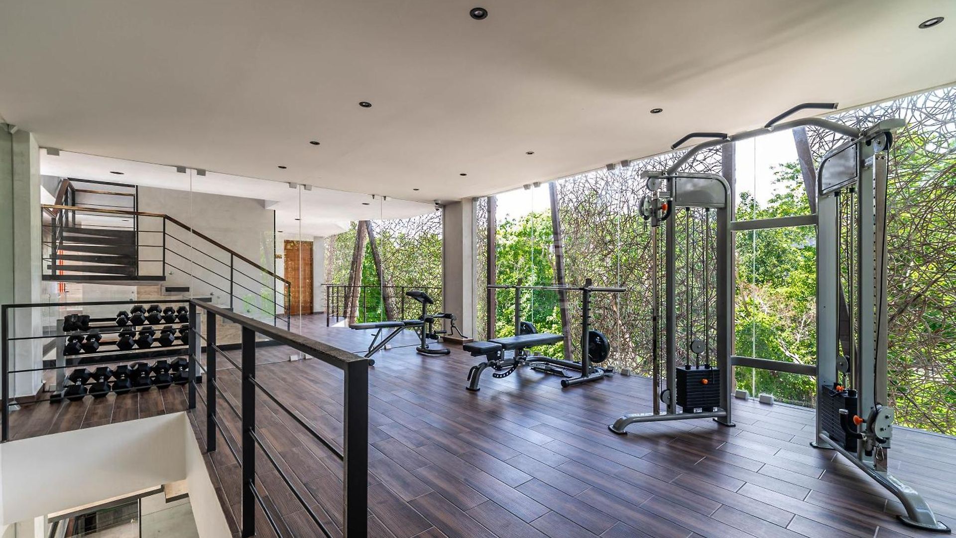King With Rooftop Pool, Sauna, Gym, Parking *