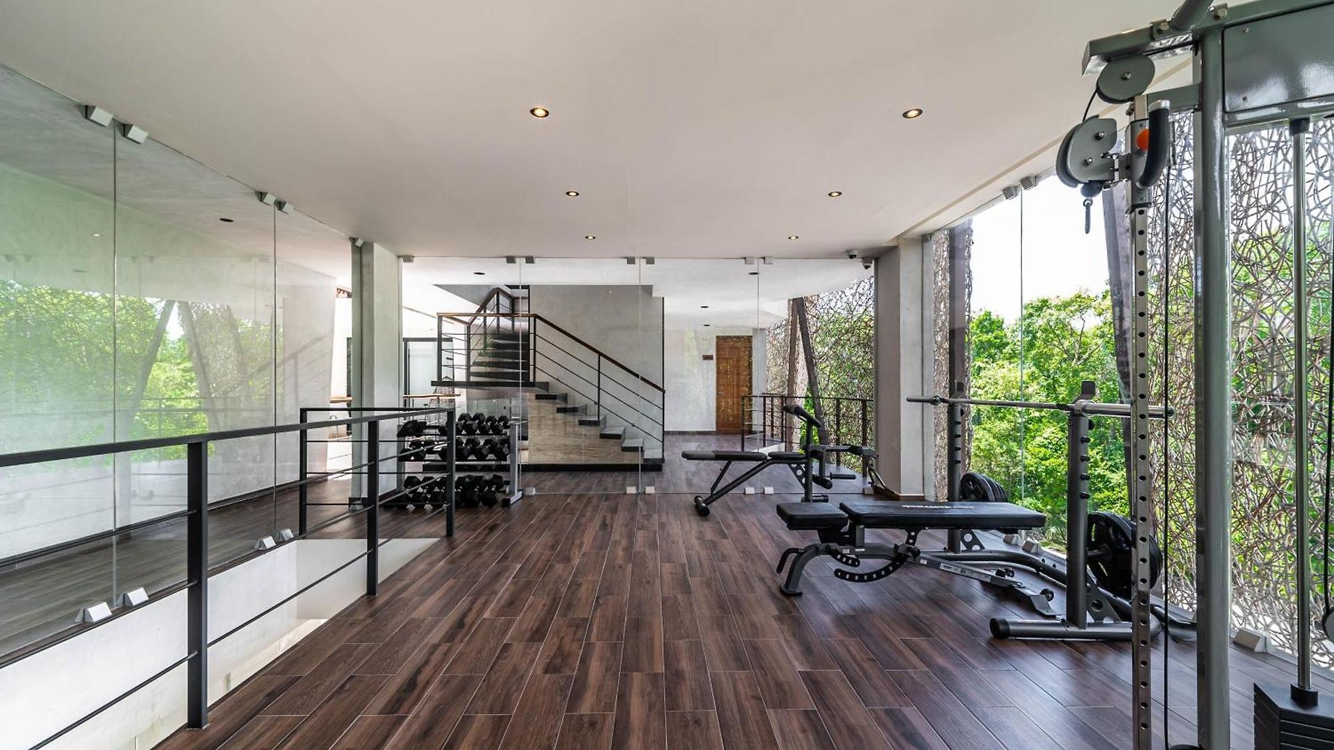 King With Rooftop Pool, Sauna, Gym, Parking