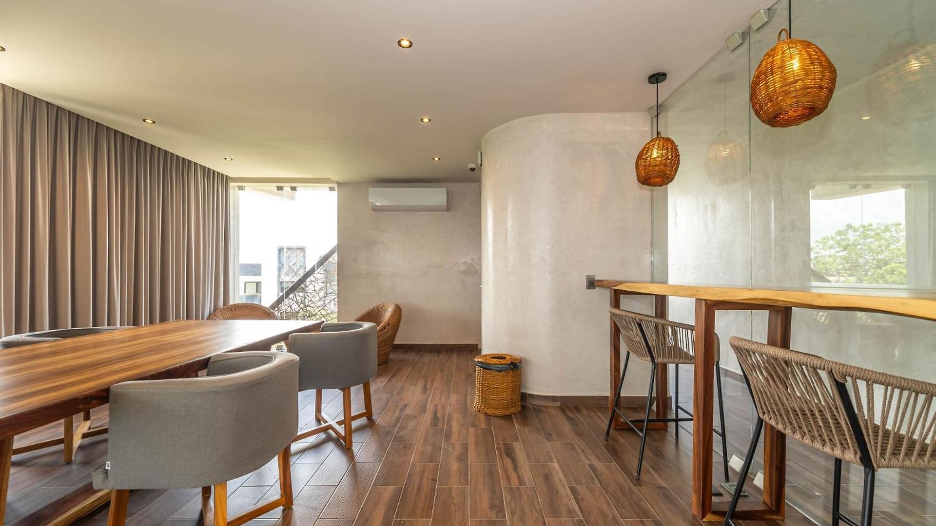 King With Rooftop Pool, Sauna, Gym, Parking *