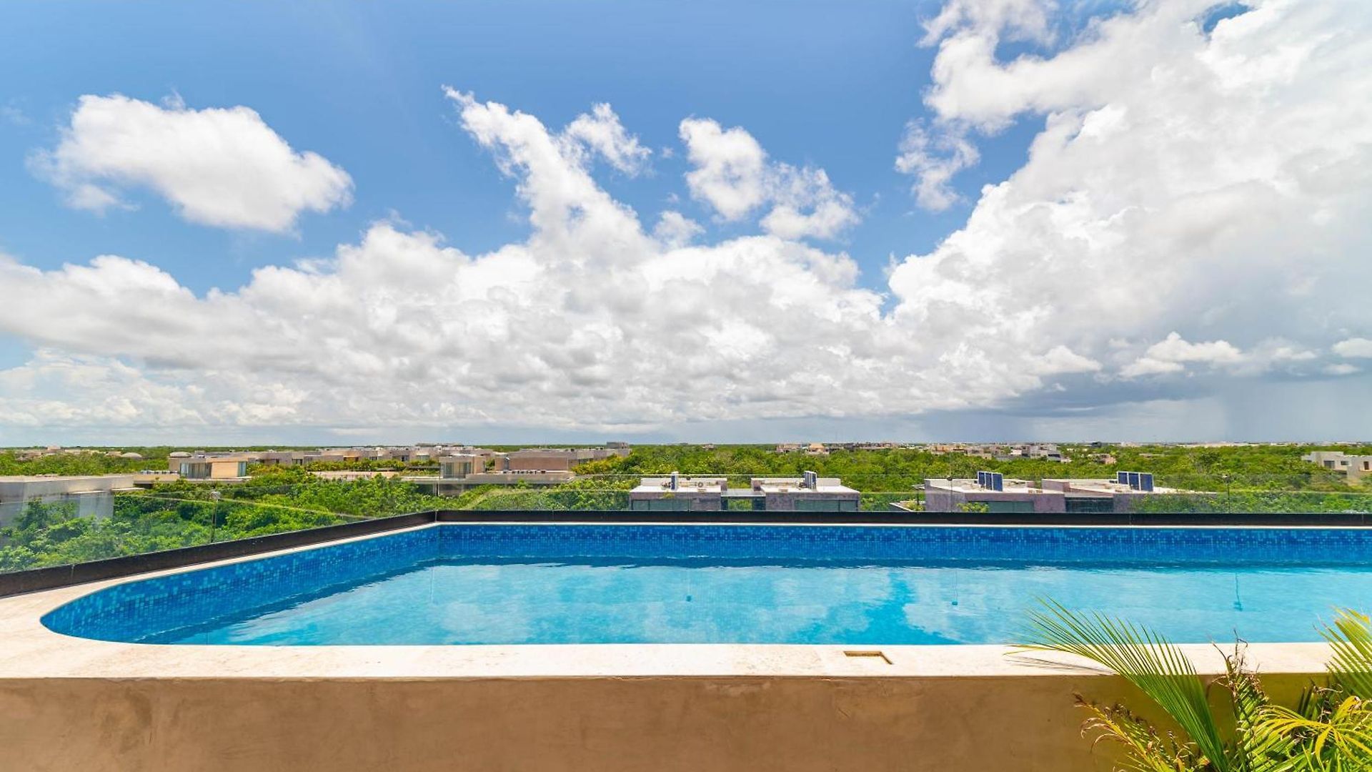 King With Rooftop Pool, Sauna, Gym, Parking