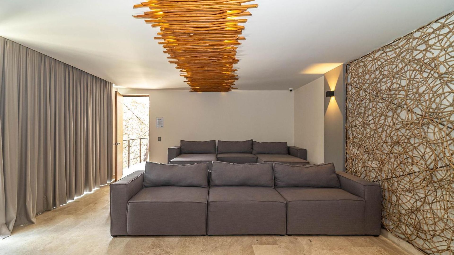 King With Rooftop Pool, Sauna, Gym, Parking Holiday home