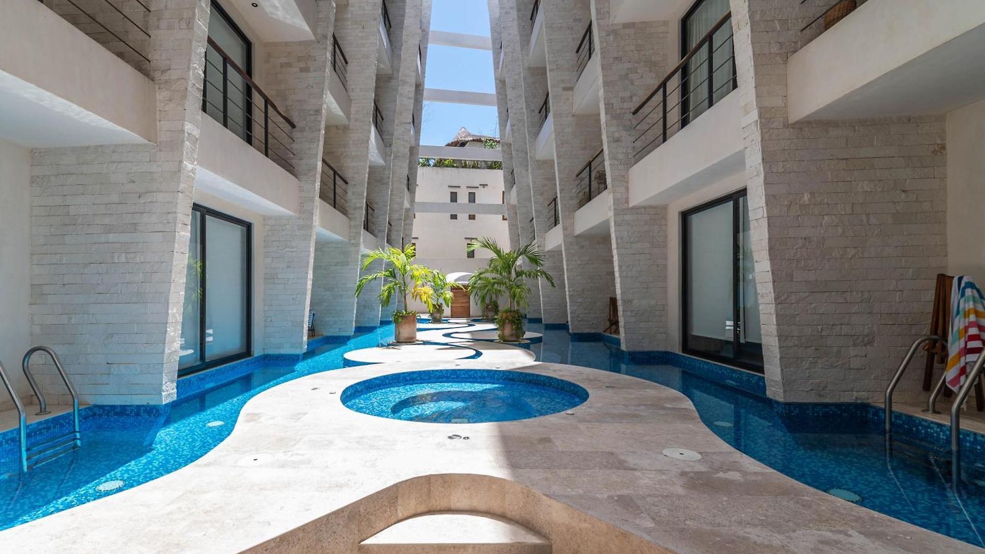 King With Rooftop Pool, Sauna, Gym, Parking Holiday home