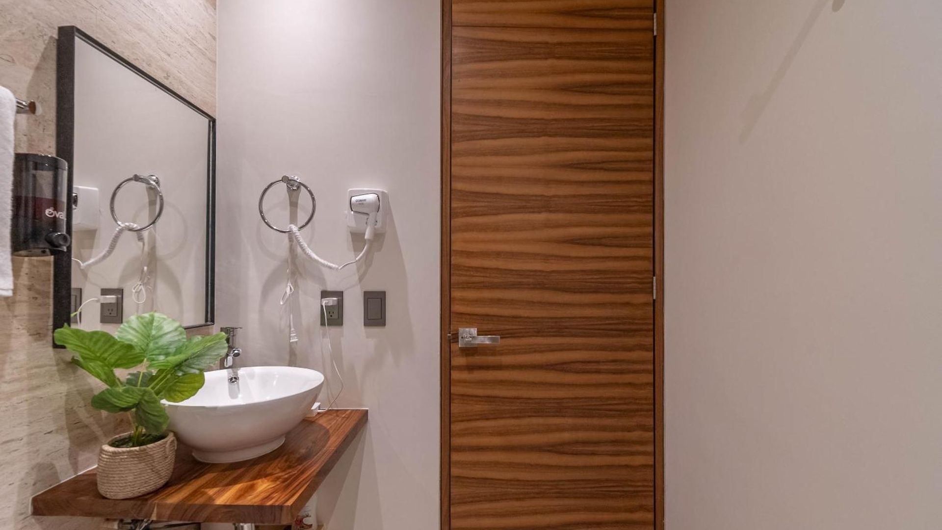 King With Rooftop Pool, Sauna, Gym, Parking Holiday home