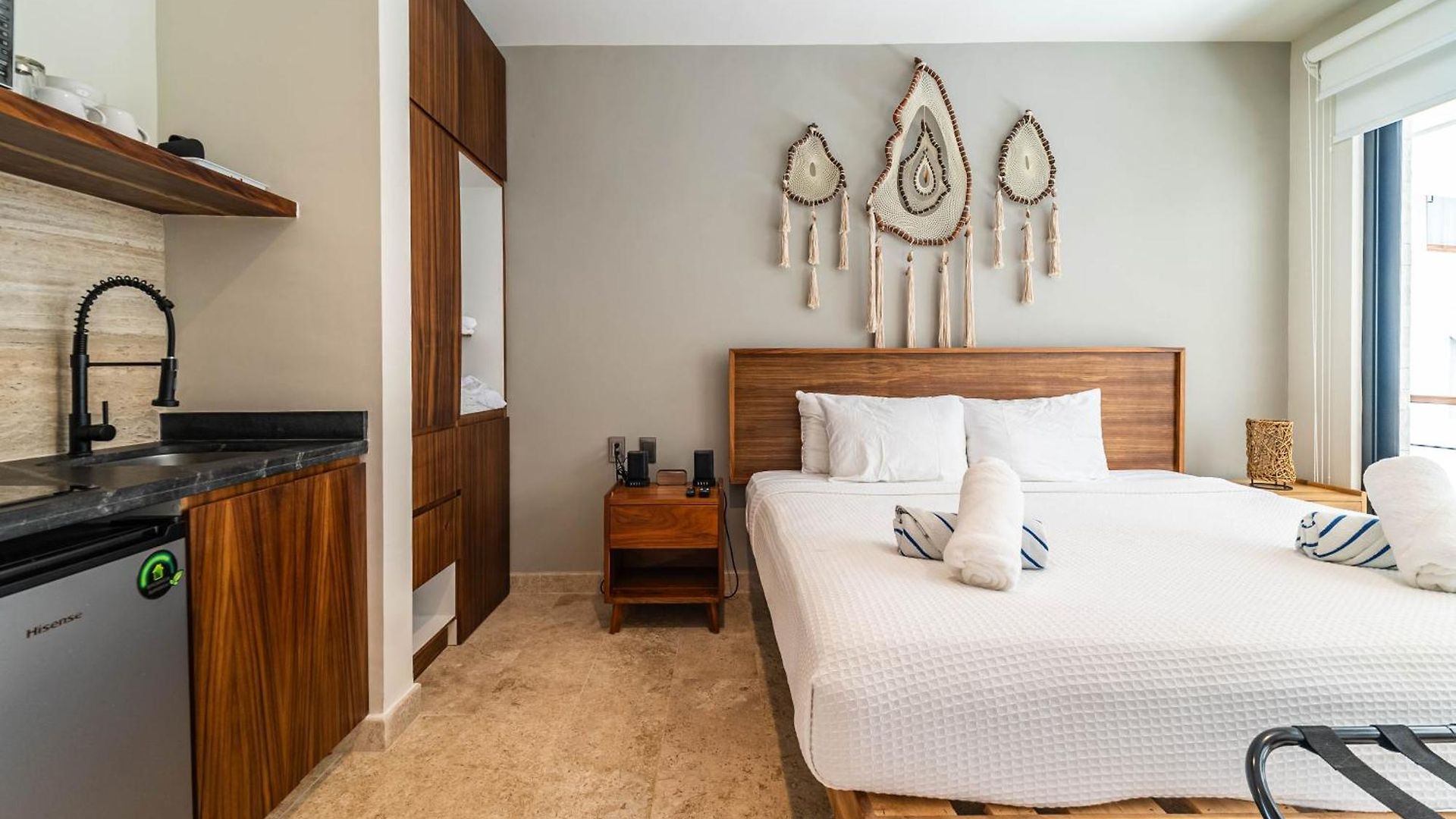 King With Rooftop Pool, Sauna, Gym, Parking