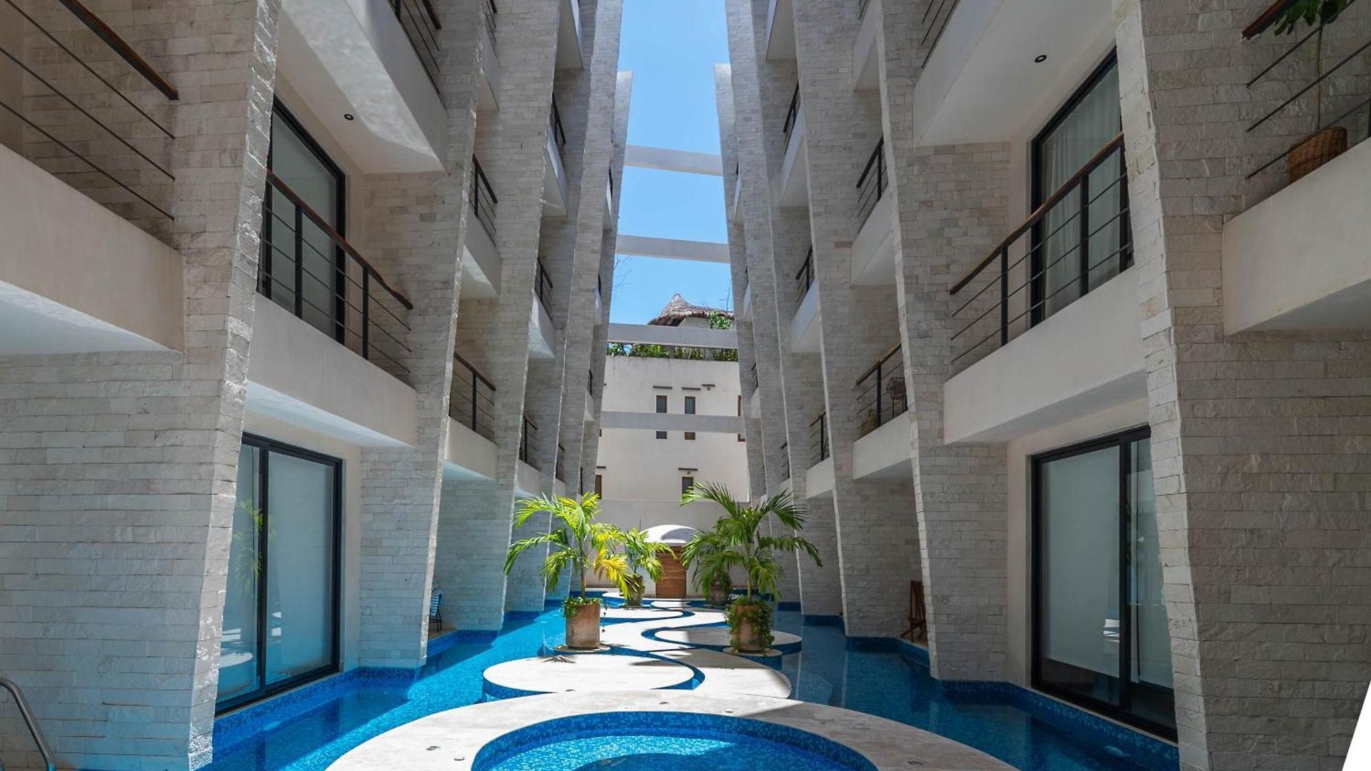 King With Rooftop Pool, Sauna, Gym, Parking Holiday home