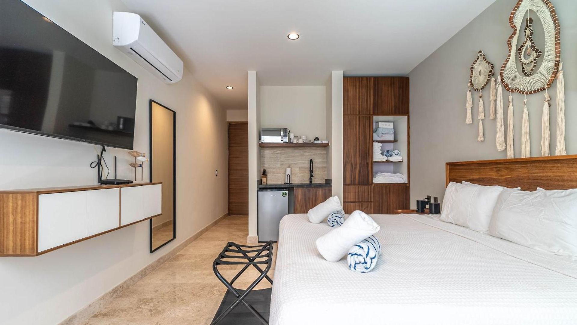 King With Rooftop Pool, Sauna, Gym, Parking *