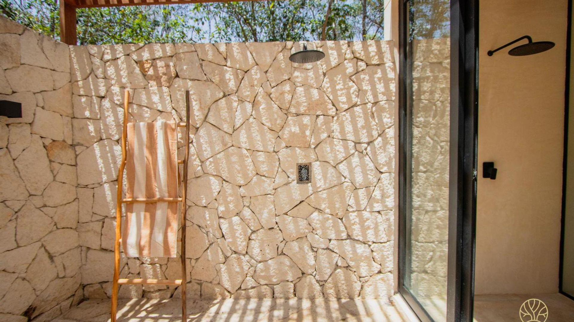 Muunek By Land Boutique