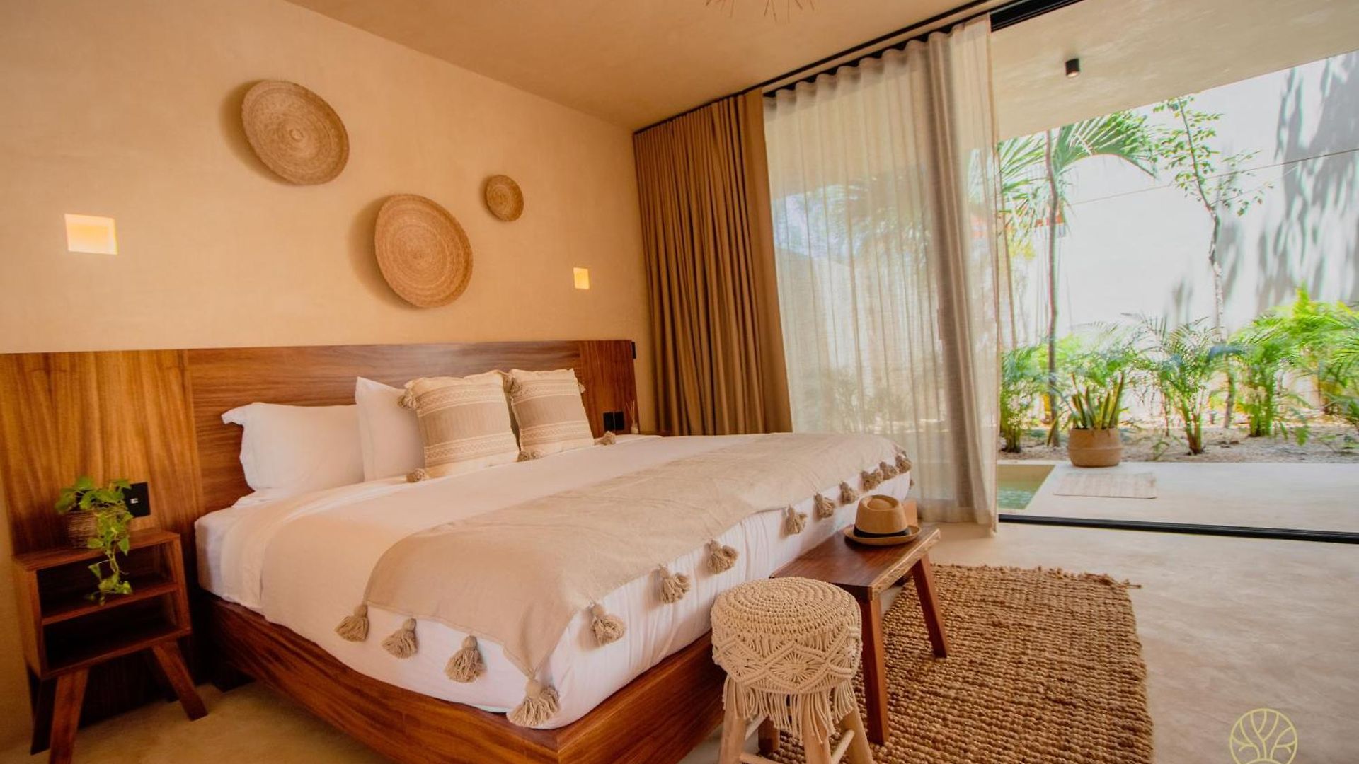 Muunek By Land Boutique