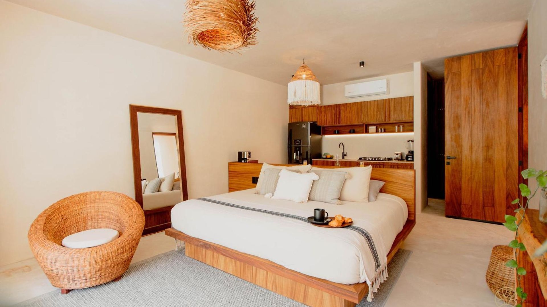 Muunek By Land Boutique