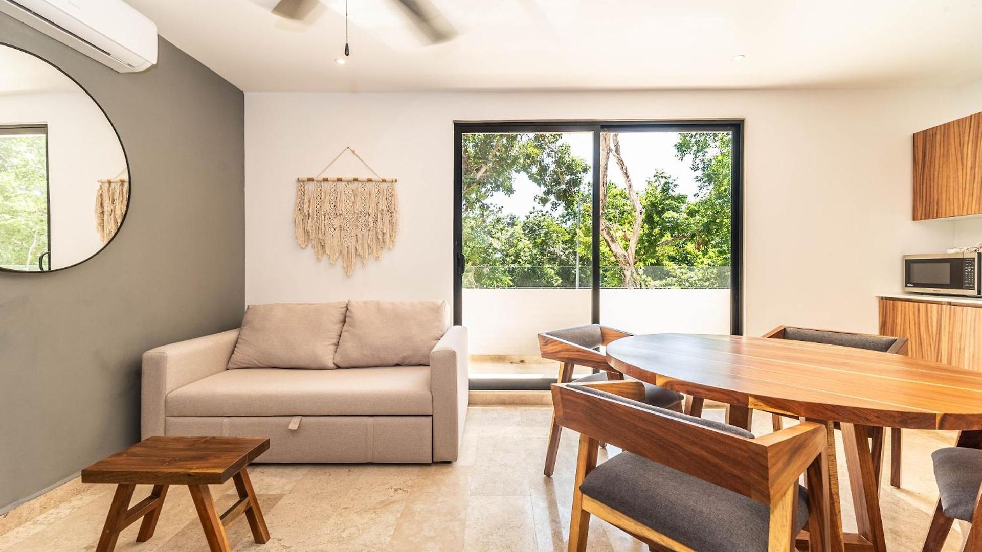 1 Bd With Private Balcony, Rooftop Pool, Gym *